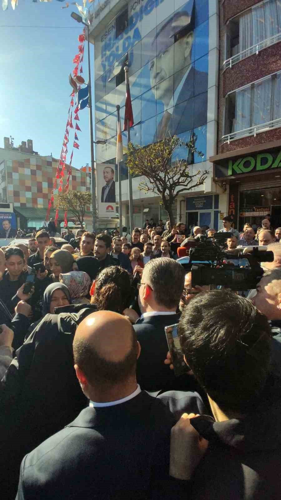 İçişleri Bakanı Süleyman Soylu, TOGG ile Esenler sokaklarını gezdi