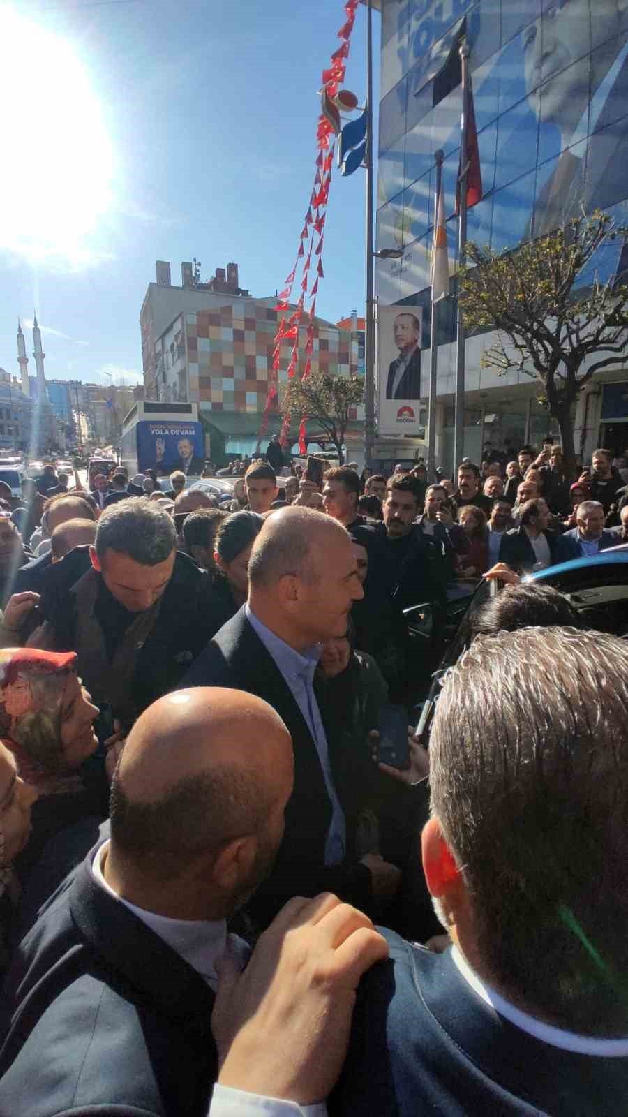İçişleri Bakanı Süleyman Soylu, TOGG ile Esenler sokaklarını gezdi
