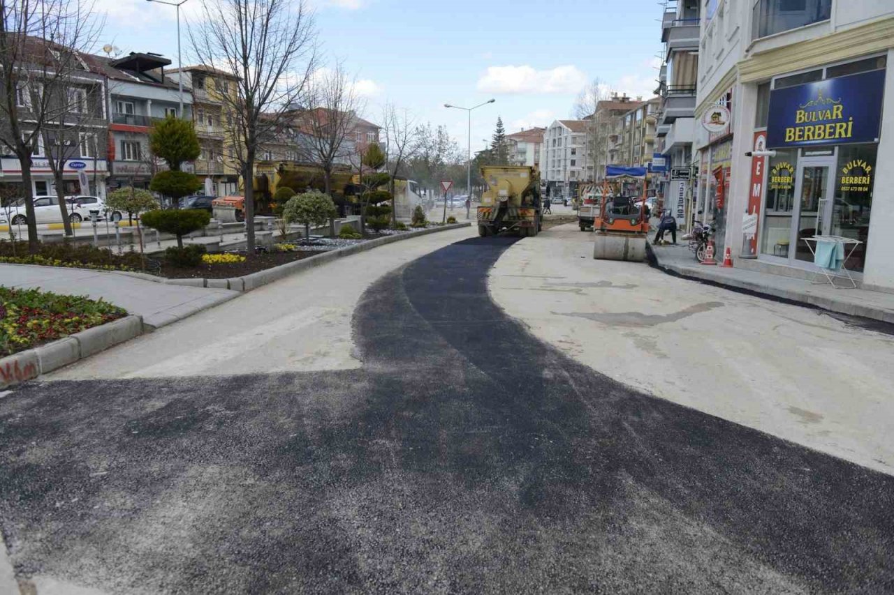 İstiklal Mahallesi yeraltı otoparkının altyapı çalışmaları yapılıyor