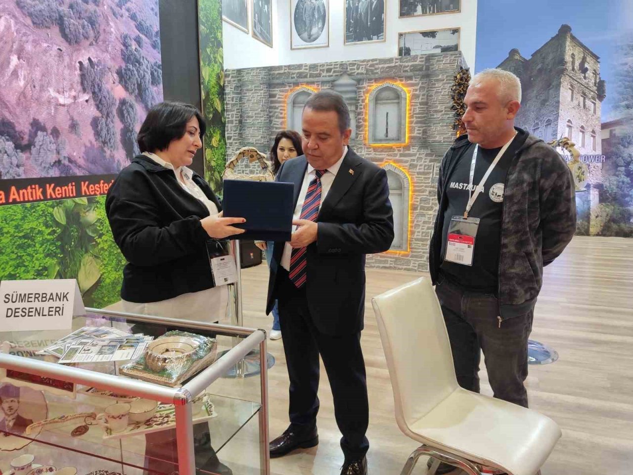 Ünlü moda tasarımcısı Sert, EMITT Fuarı’ndaki Nazilli standına hayran kaldı