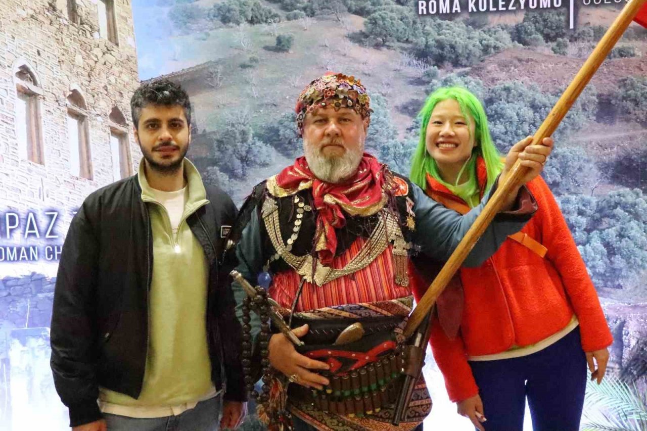 Ünlü moda tasarımcısı Sert, EMITT Fuarı’ndaki Nazilli standına hayran kaldı