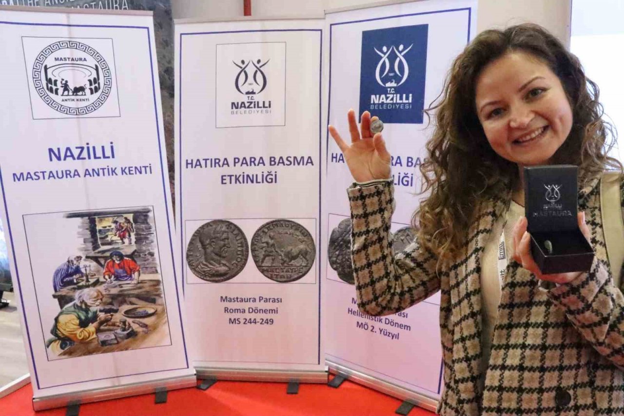 Ünlü moda tasarımcısı Sert, EMITT Fuarı’ndaki Nazilli standına hayran kaldı