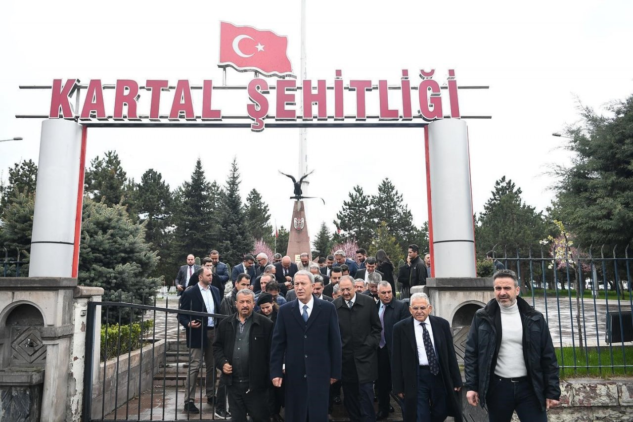 Bakan Akar, Özhaseki ve Büyükkılıç’tan Kartal Şehitliğine ziyaret