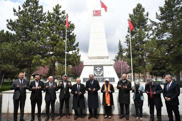 Bakan Akar, Özhaseki ve Büyükkılıç’tan Kartal Şehitliğine ziyaret