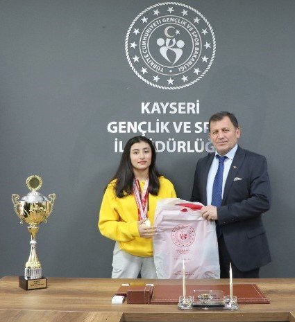 Kayseri Snowboard takımı madalyaları topladı