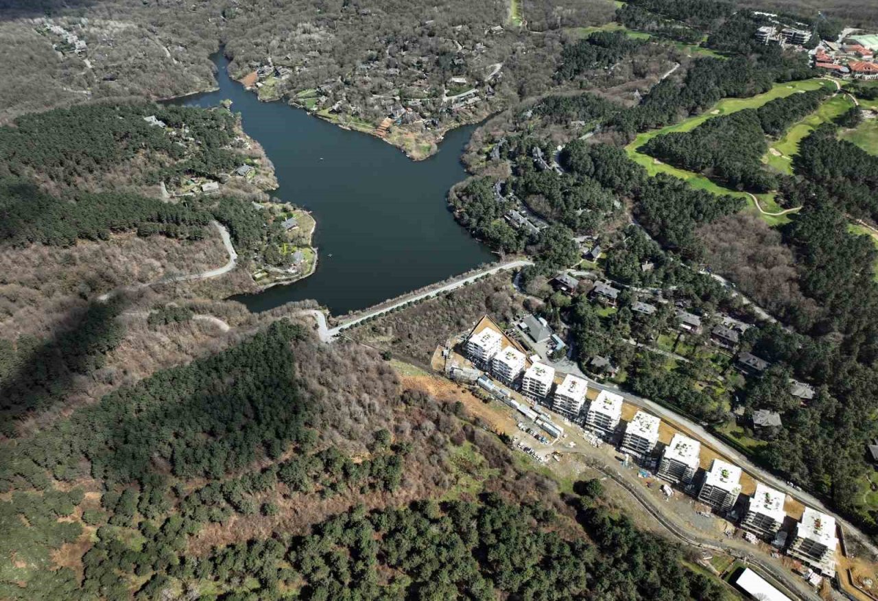 Gölet yakınındaki konutlar ilginç görüntüler oluşturdu