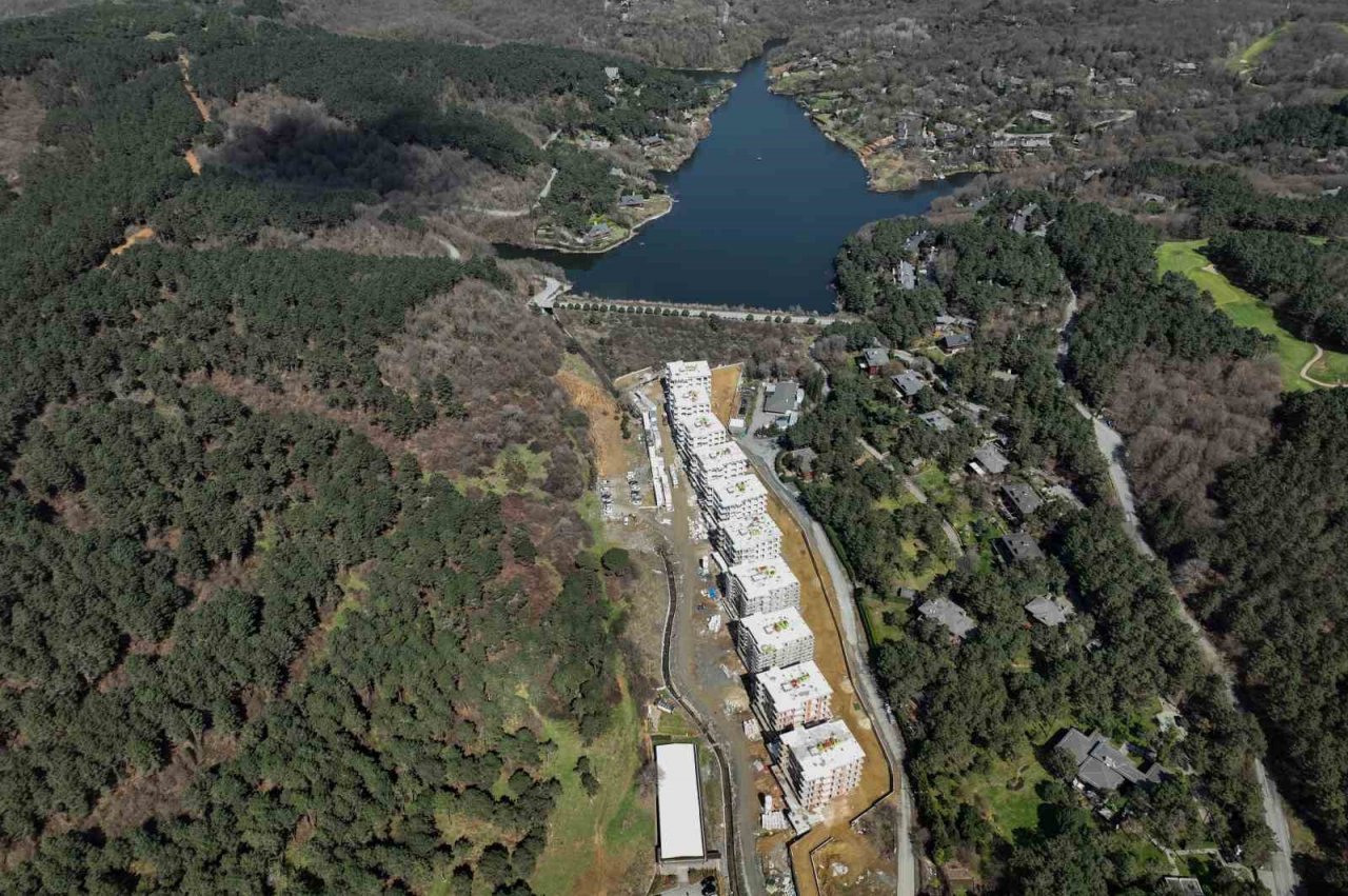 Gölet yakınındaki konutlar ilginç görüntüler oluşturdu