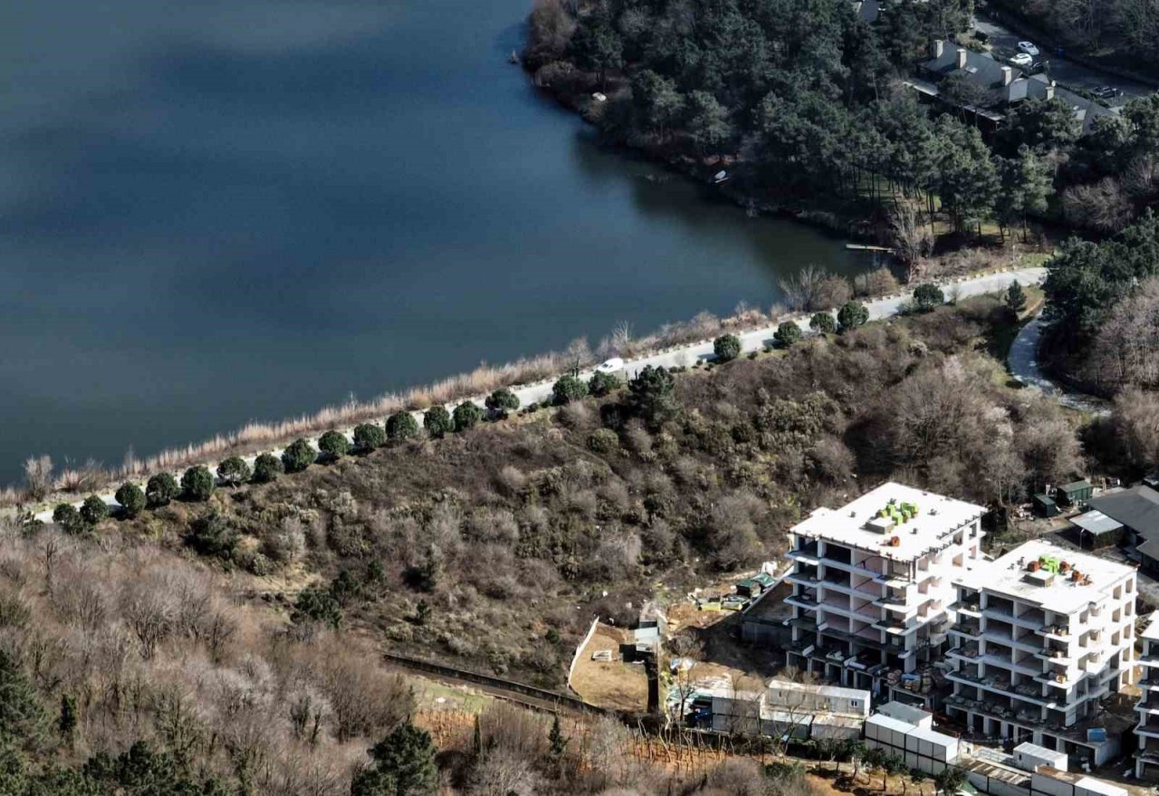 Gölet yakınındaki konutlar ilginç görüntüler oluşturdu