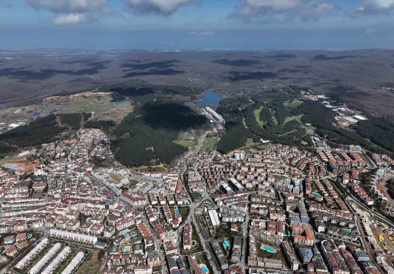 Gölet yakınındaki konutlar ilginç görüntüler oluşturdu