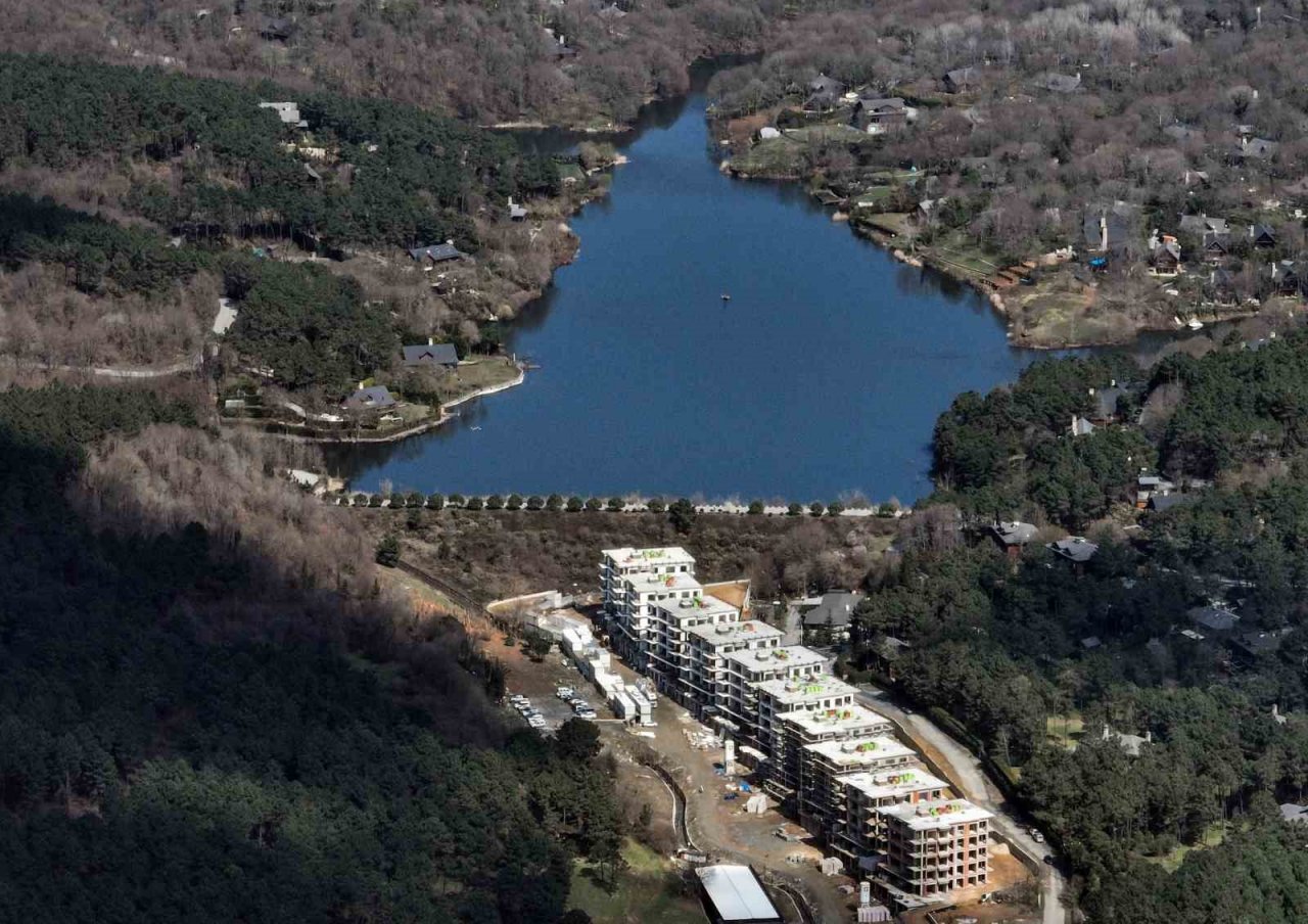 Gölet yakınındaki konutlar ilginç görüntüler oluşturdu