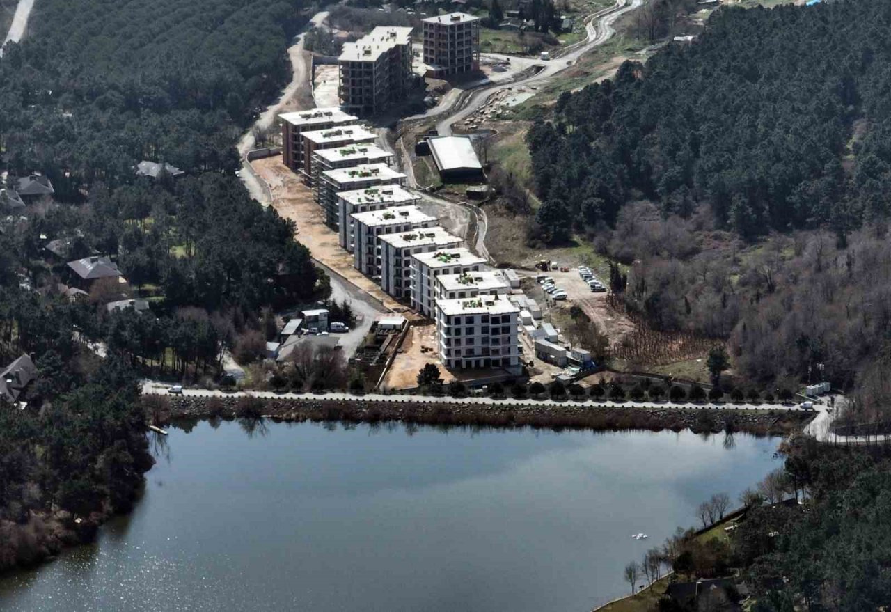 Gölet yakınındaki konutlar ilginç görüntüler oluşturdu