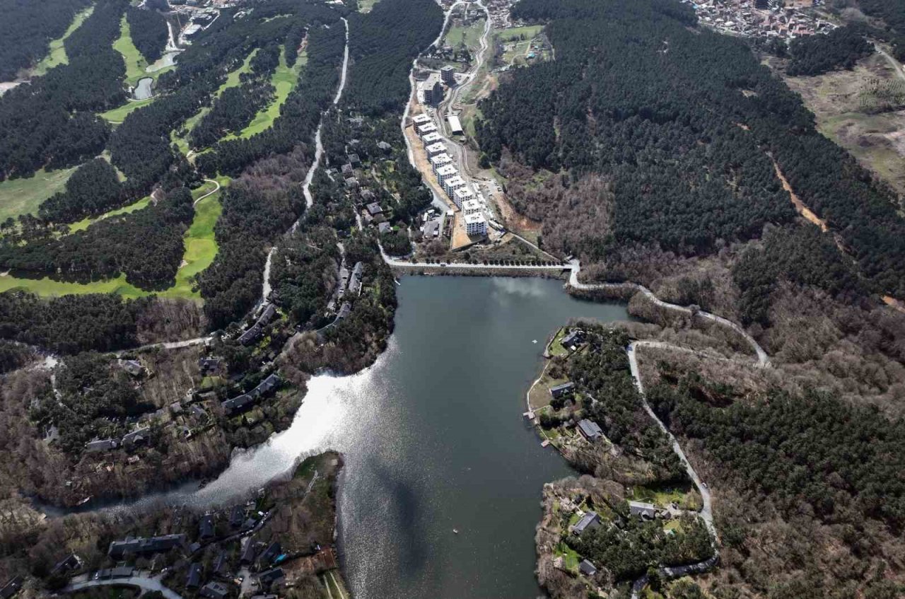 Gölet yakınındaki konutlar ilginç görüntüler oluşturdu