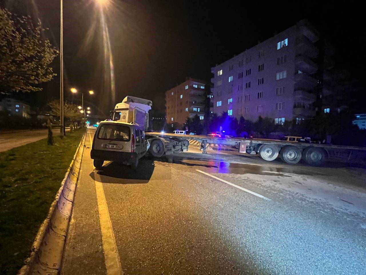 Kilis’te hafif ticari araçla tır çarpıştı: 1 yaralı