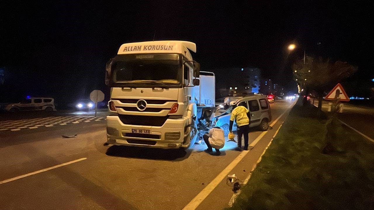 Kilis’te hafif ticari araçla tır çarpıştı: 1 yaralı
