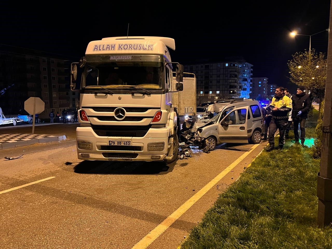 Kilis’te hafif ticari araçla tır çarpıştı: 1 yaralı