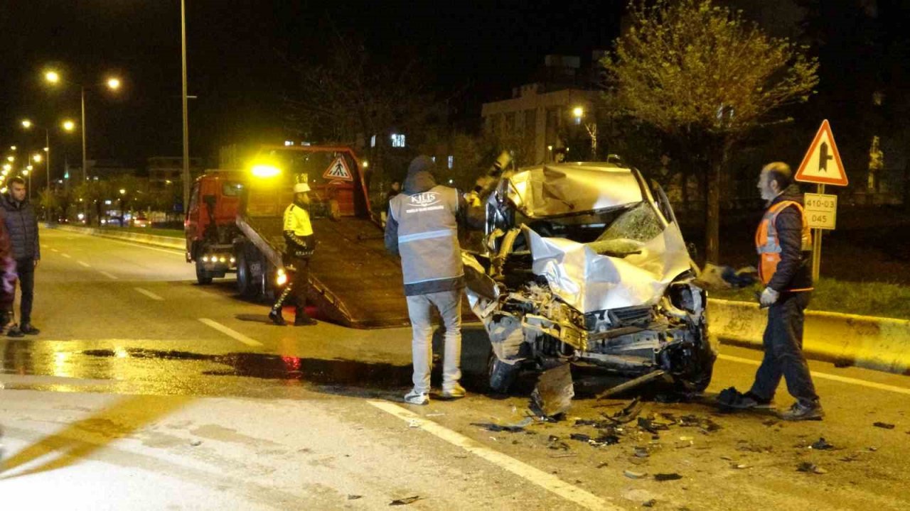 Kilis’te hafif ticari araçla tır çarpıştı: 1 yaralı