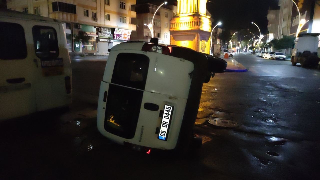 Kazanın ardından ticari araç yan yattı: 4 yaralı