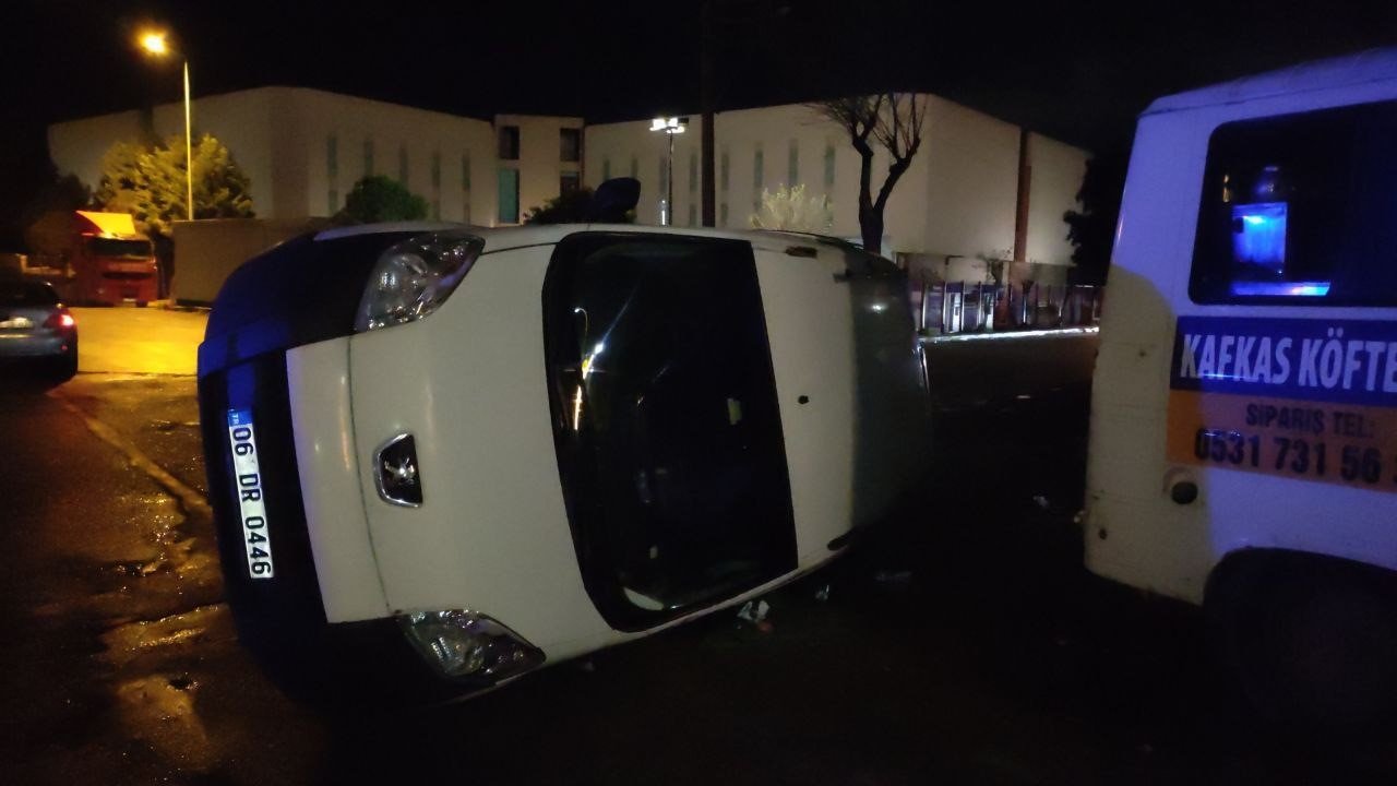 Kazanın ardından ticari araç yan yattı: 4 yaralı