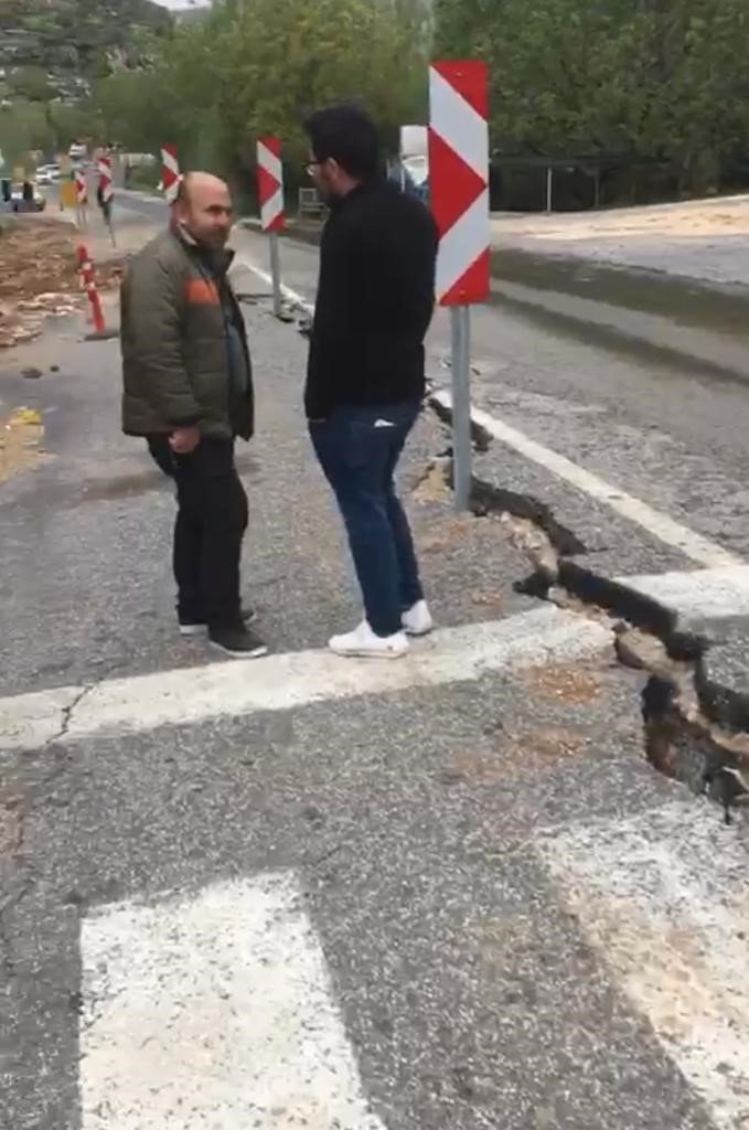 Nusaybin’de sağanak yağış yolda yarıklar oluşturdu