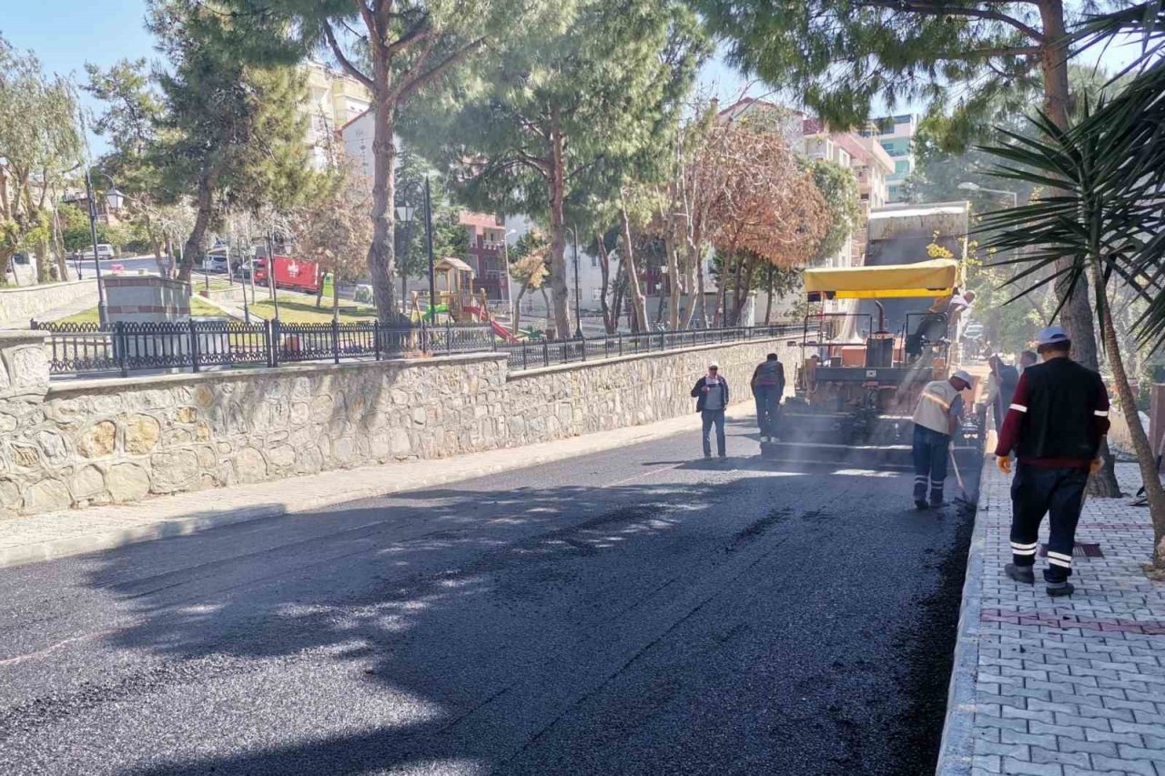 Kuşadası’nda yol çalışmaları devam ediyor