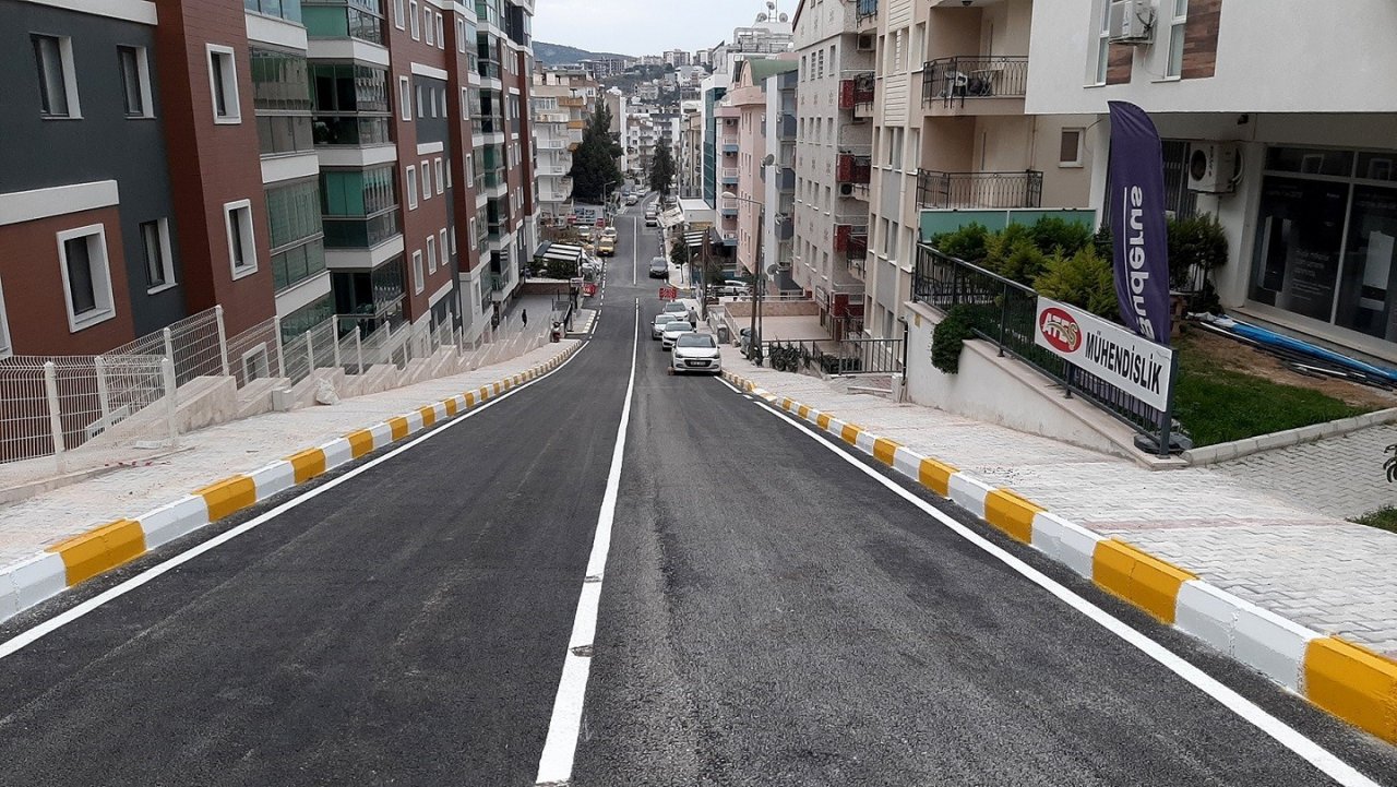 Kuşadası’nda yol çalışmaları devam ediyor