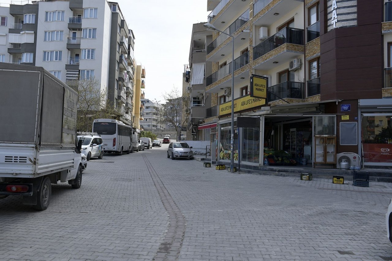 Kuşadası’nda yol çalışmaları devam ediyor