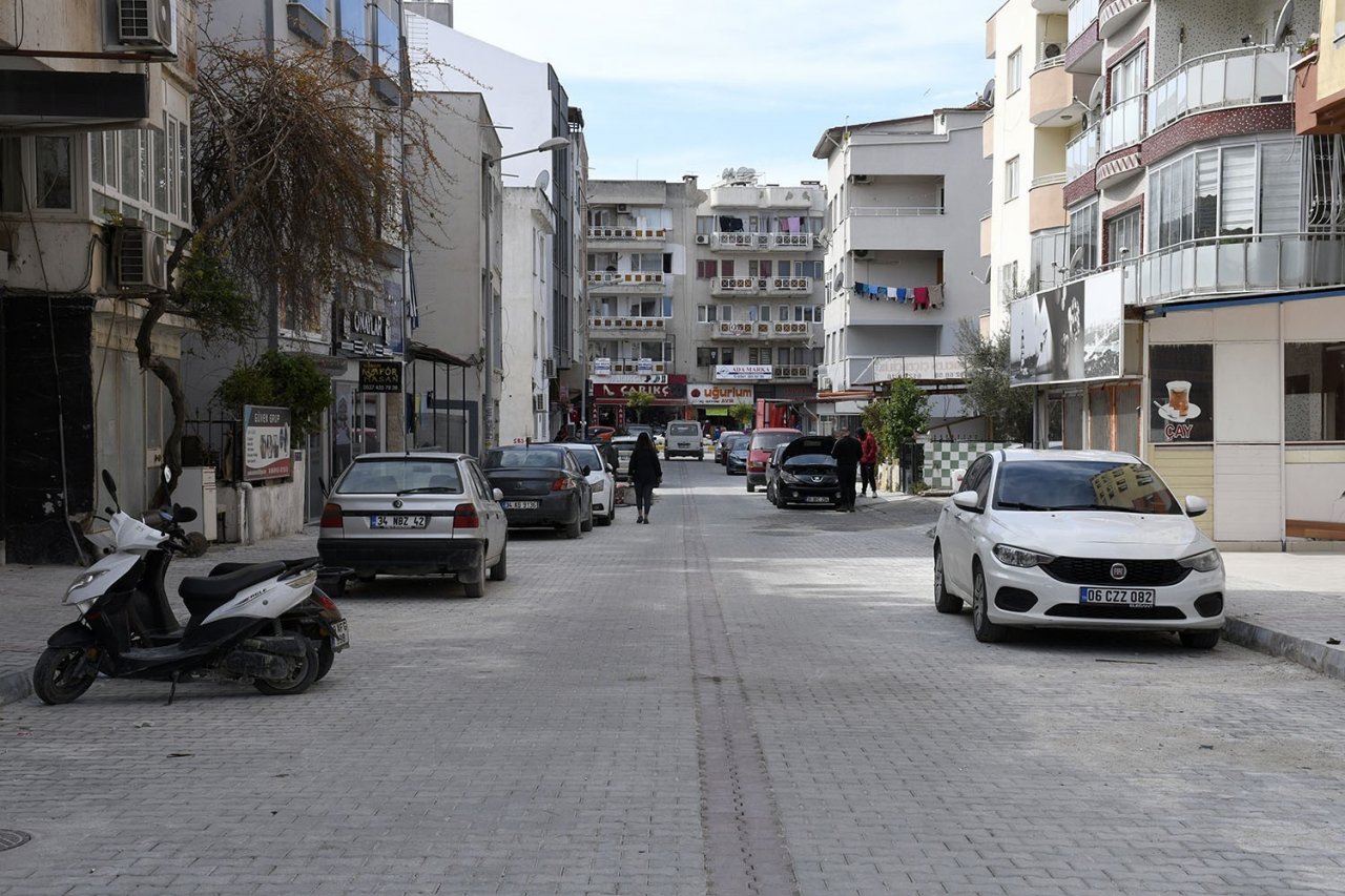 Kuşadası’nda yol çalışmaları devam ediyor