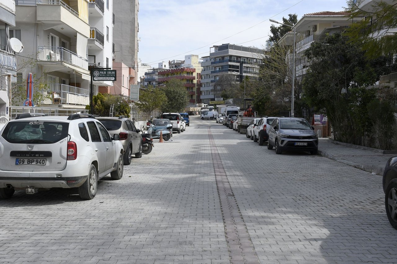 Kuşadası’nda yol çalışmaları devam ediyor