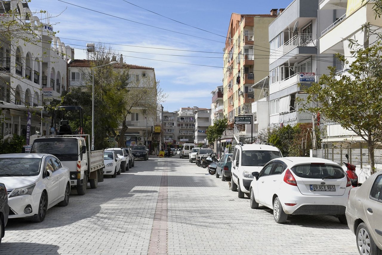 Kuşadası’nda yol çalışmaları devam ediyor