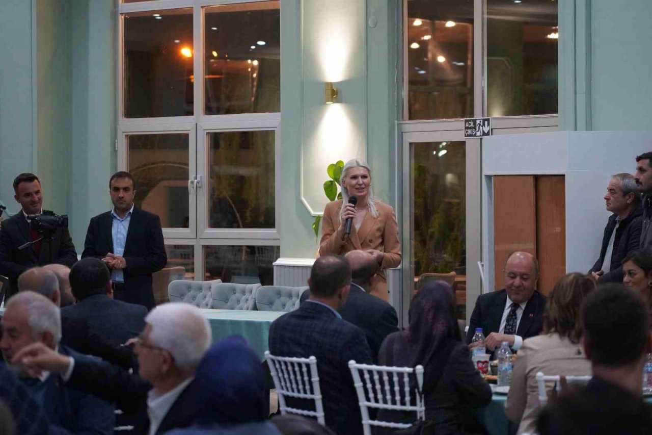 Mahalle ve köy muhtarlarıyla iftar sofrasında buluştu