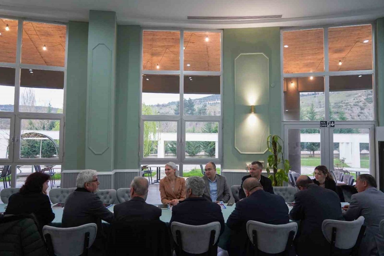 Mahalle ve köy muhtarlarıyla iftar sofrasında buluştu