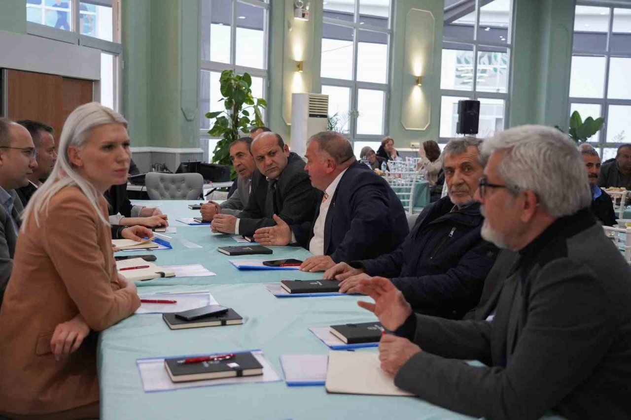 Mahalle ve köy muhtarlarıyla iftar sofrasında buluştu