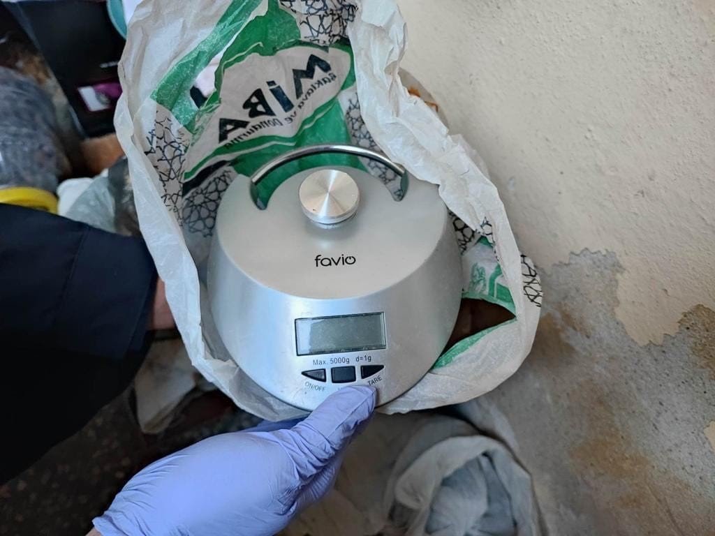 Plastik kovadan uyuşturucu çıktı