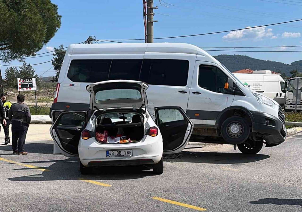 Ula kavşağında ilginç kaza