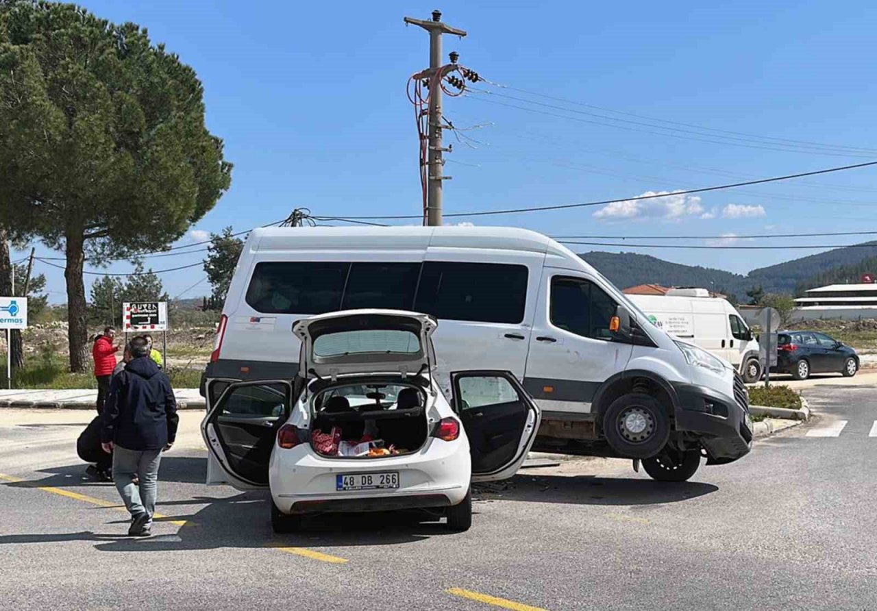 Ula kavşağında ilginç kaza