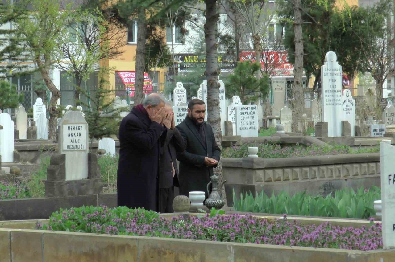 Bakan Akar, aile kabristanını ziyaret etti