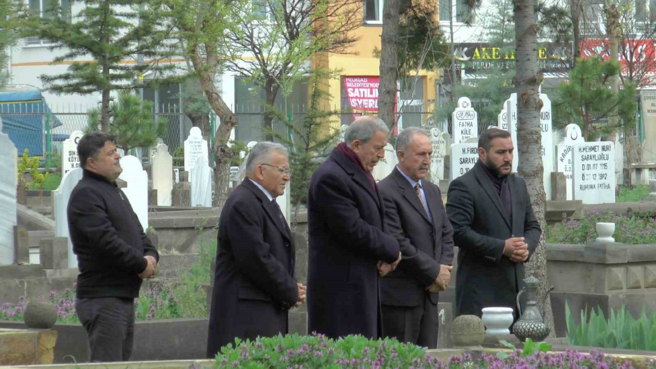 Bakan Akar, aile kabristanını ziyaret etti
