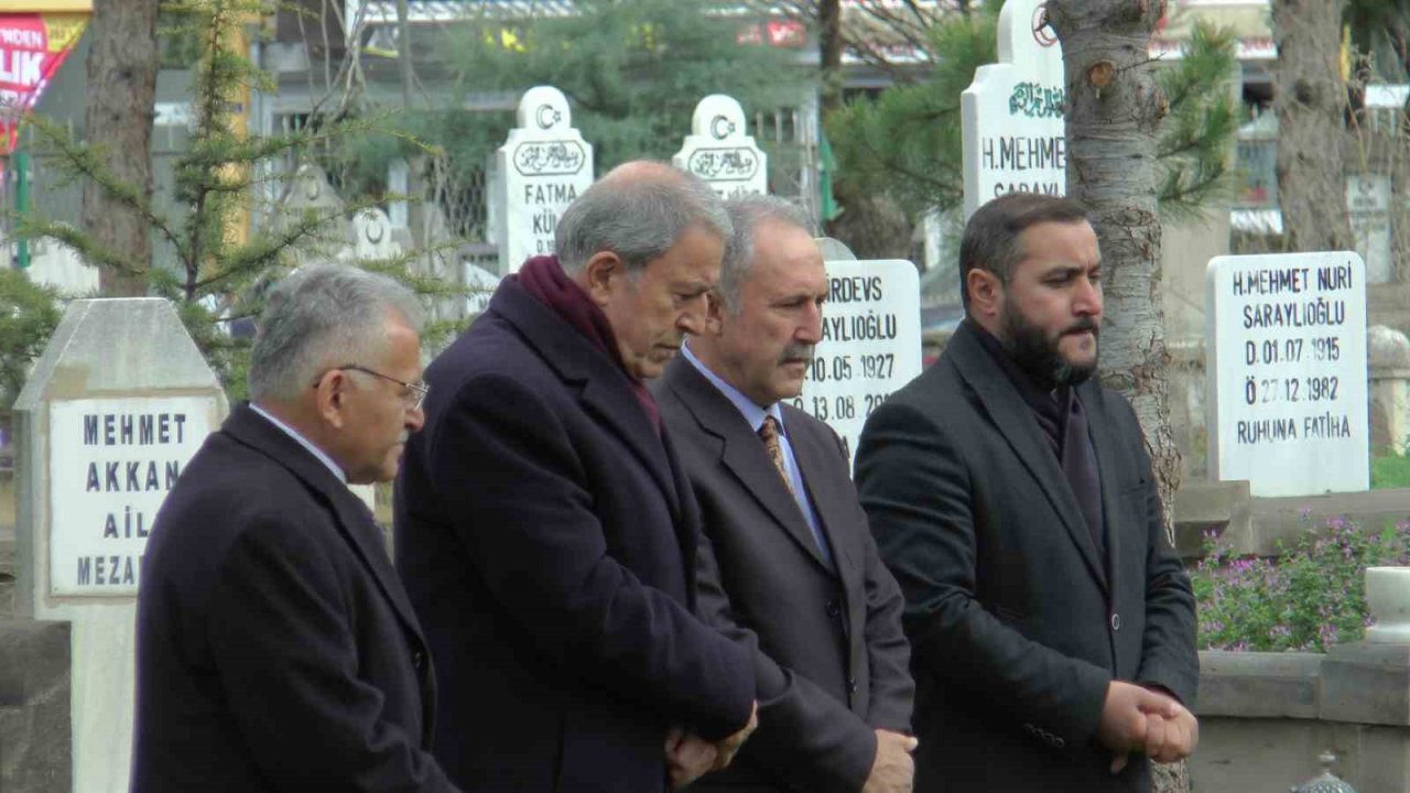 Bakan Akar, aile kabristanını ziyaret etti