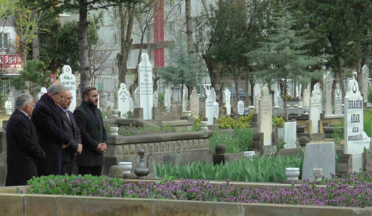 Bakan Akar, aile kabristanını ziyaret etti