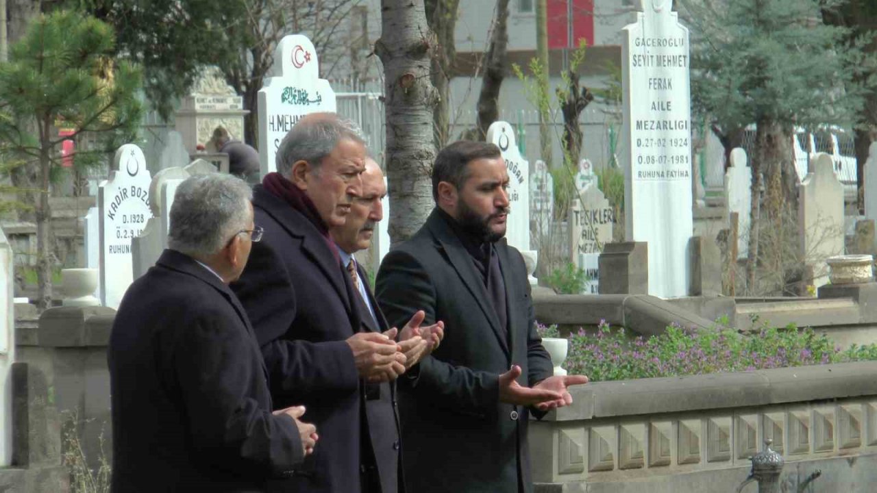 Bakan Akar, aile kabristanını ziyaret etti