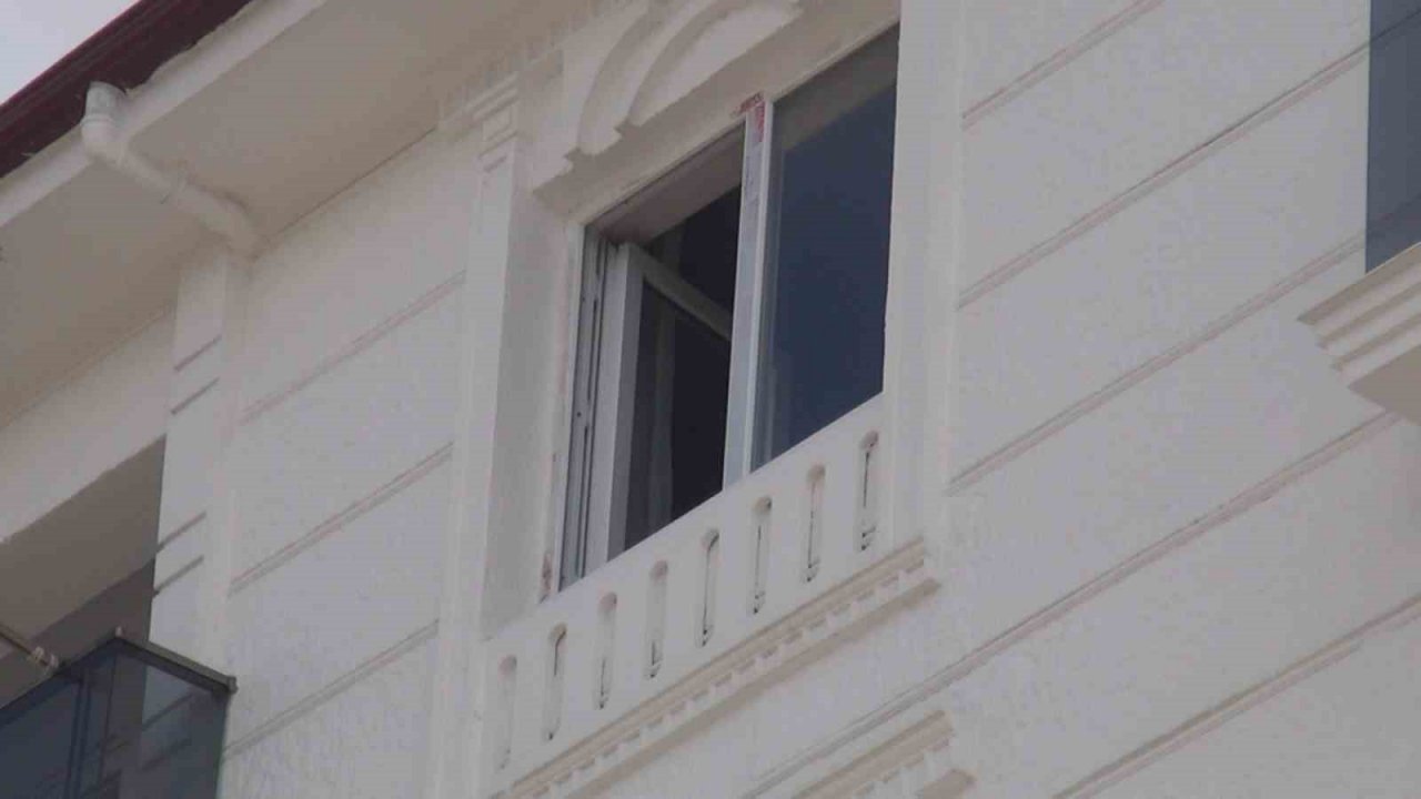 Yeni taşındığı evinin camlarını silmek isterken 6. kattan düşen kadın hayatını kaybetti