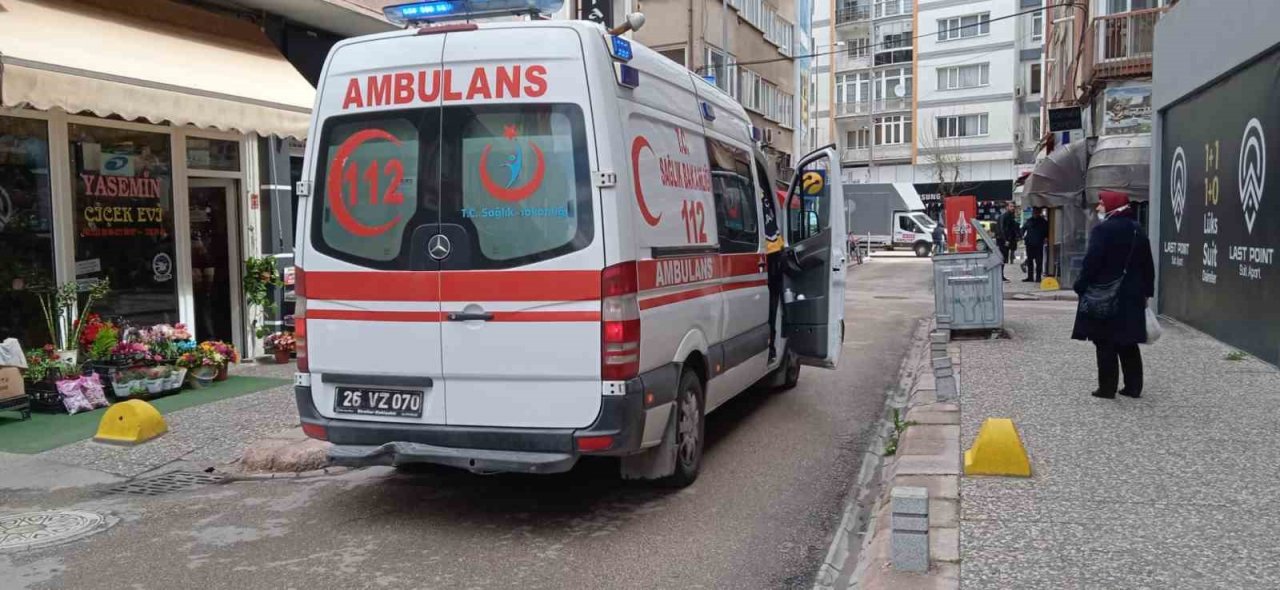 Vatandaş bir anda yere yığıldı, ilk müdahaleyi sokak esnafı yaptı