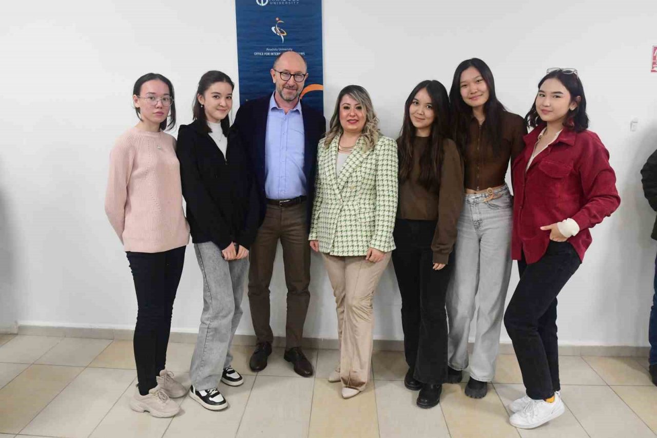 Anadolu Üniversitesi Rektörü Prof. Dr. Fuat Erdal uluslararası öğrencilerle iftar sofrasında buluştu