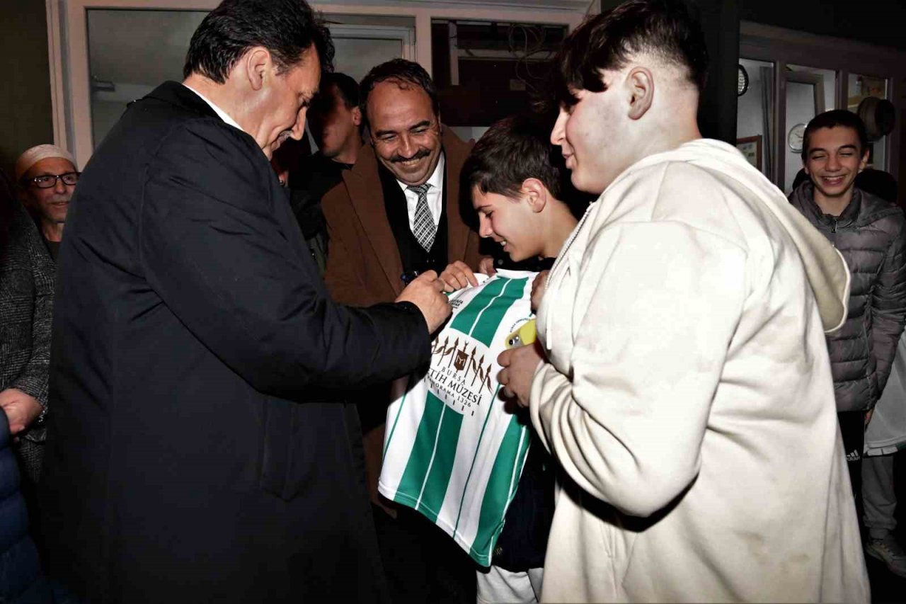 Başkan Dündar’a çocuklardan yoğun ilgi