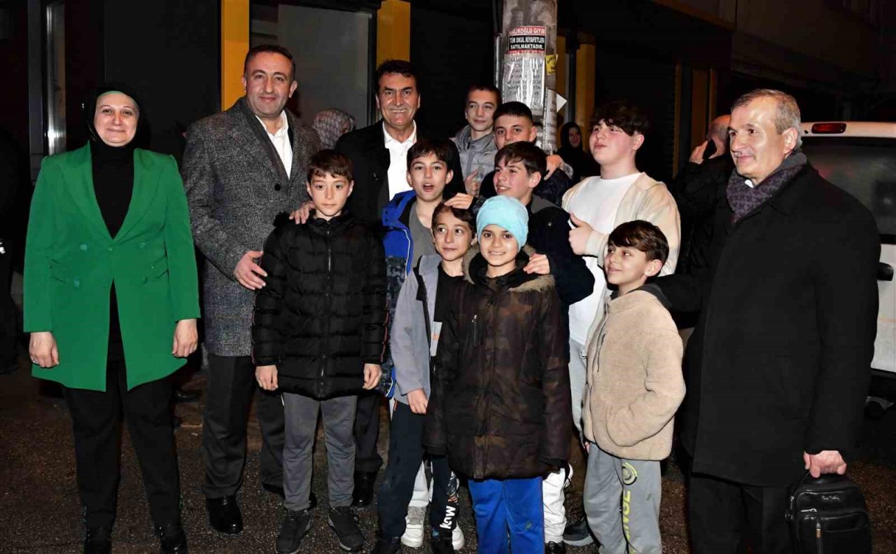 Başkan Dündar’a çocuklardan yoğun ilgi