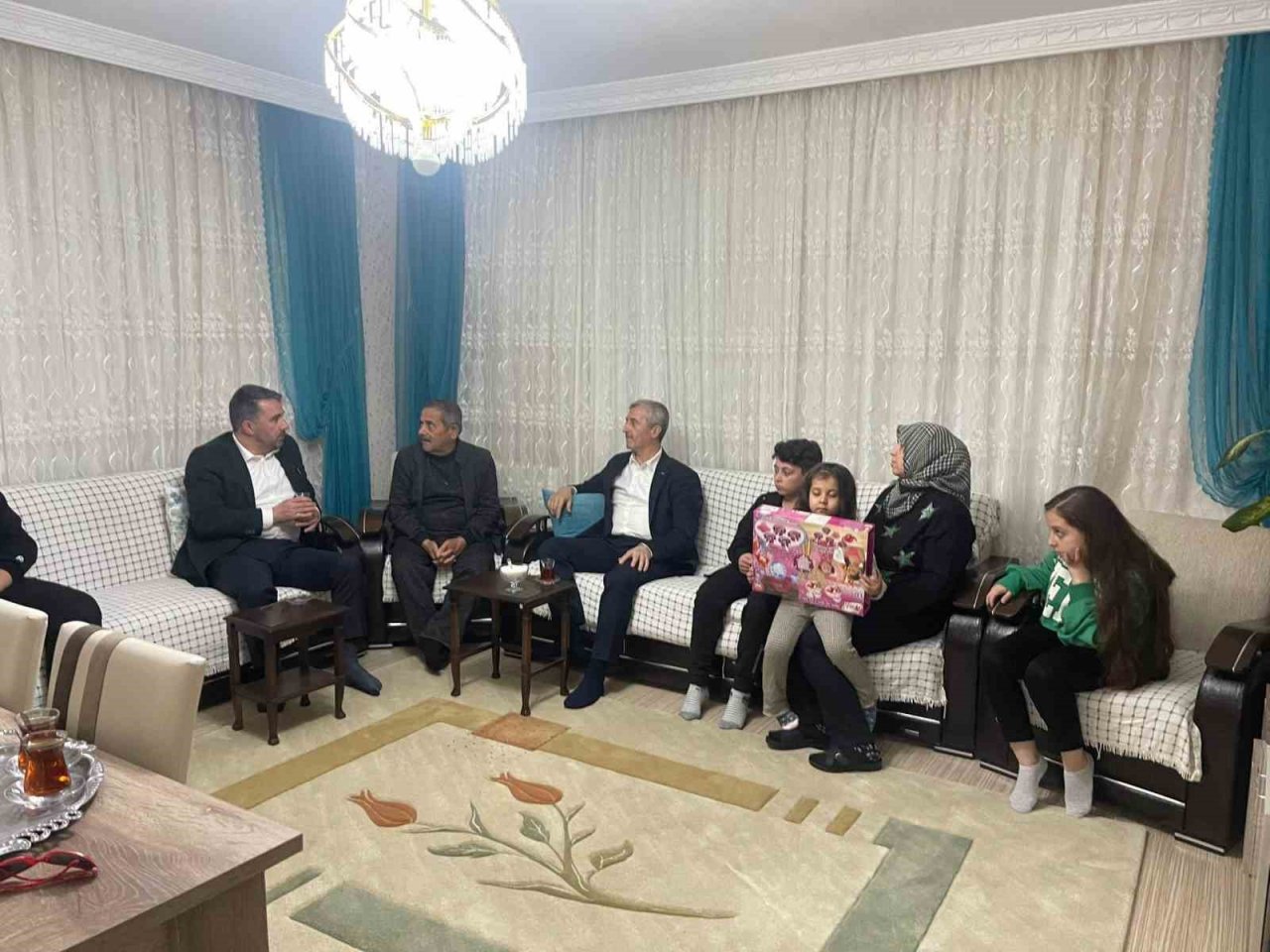 Depremden sonra yüzlerce kilometre uzağa taşınan ailelere sürpriz ziyaret