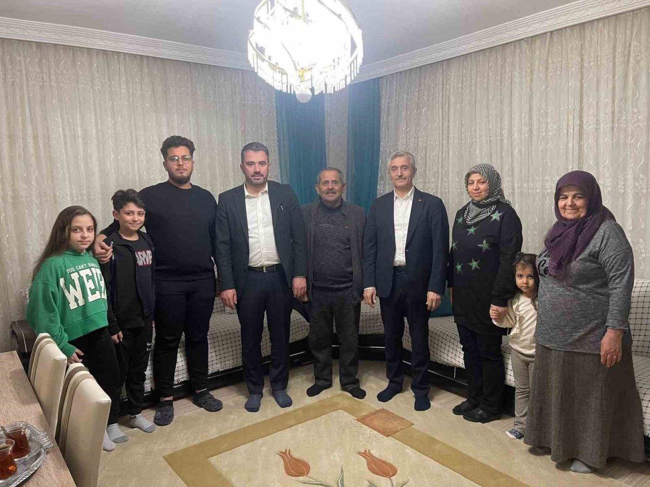 Depremden sonra yüzlerce kilometre uzağa taşınan ailelere sürpriz ziyaret