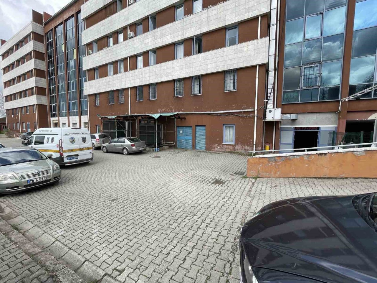 Boğazı kesik halde bulunan genç hemşirenin otopsi işlemleri sürüyor