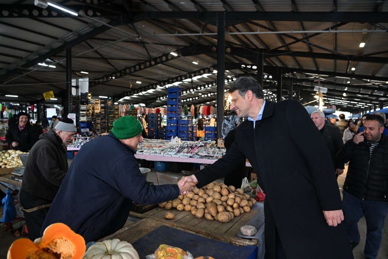 Başkan Kocaman pazar alışverişinde