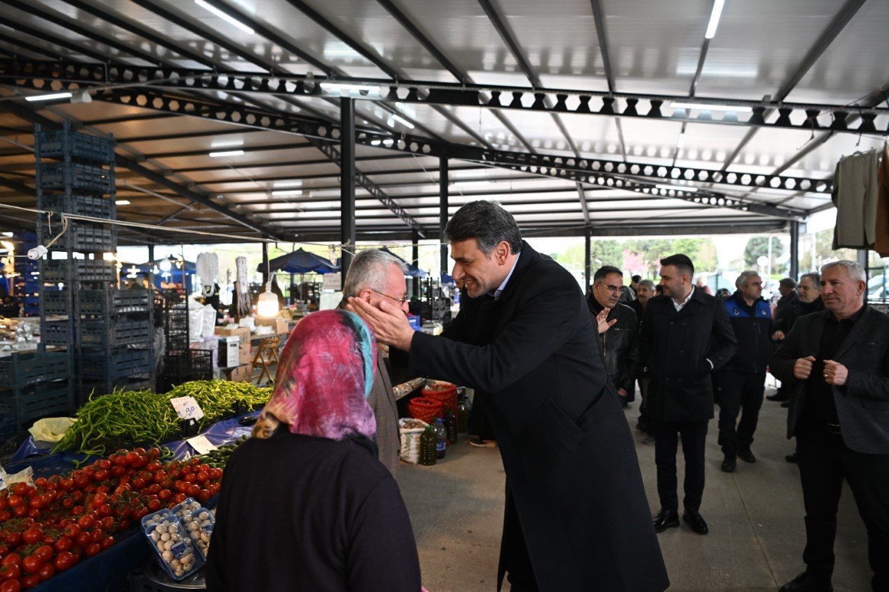 Başkan Kocaman pazar alışverişinde